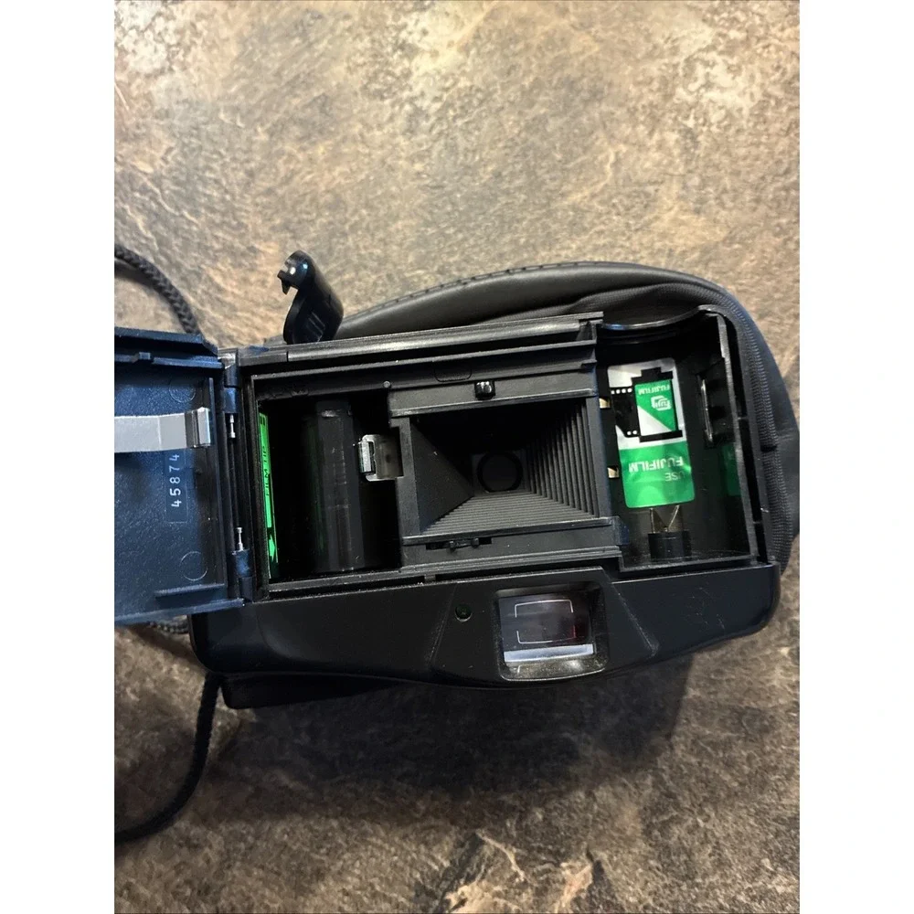 (E) FujiFilm Big View Finder Auto 10 35mm Film Point & Shoot Camera With Case